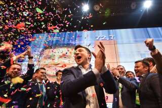 Les premières estimations préfigurent d'une victoire triomphante pour Volodymyr Zelensky, à tel point que son rival Petro Porochenko, le président sortant d'Ukraine, a reconnu sa défaite dès les premiers sondages de sortie des urnes.