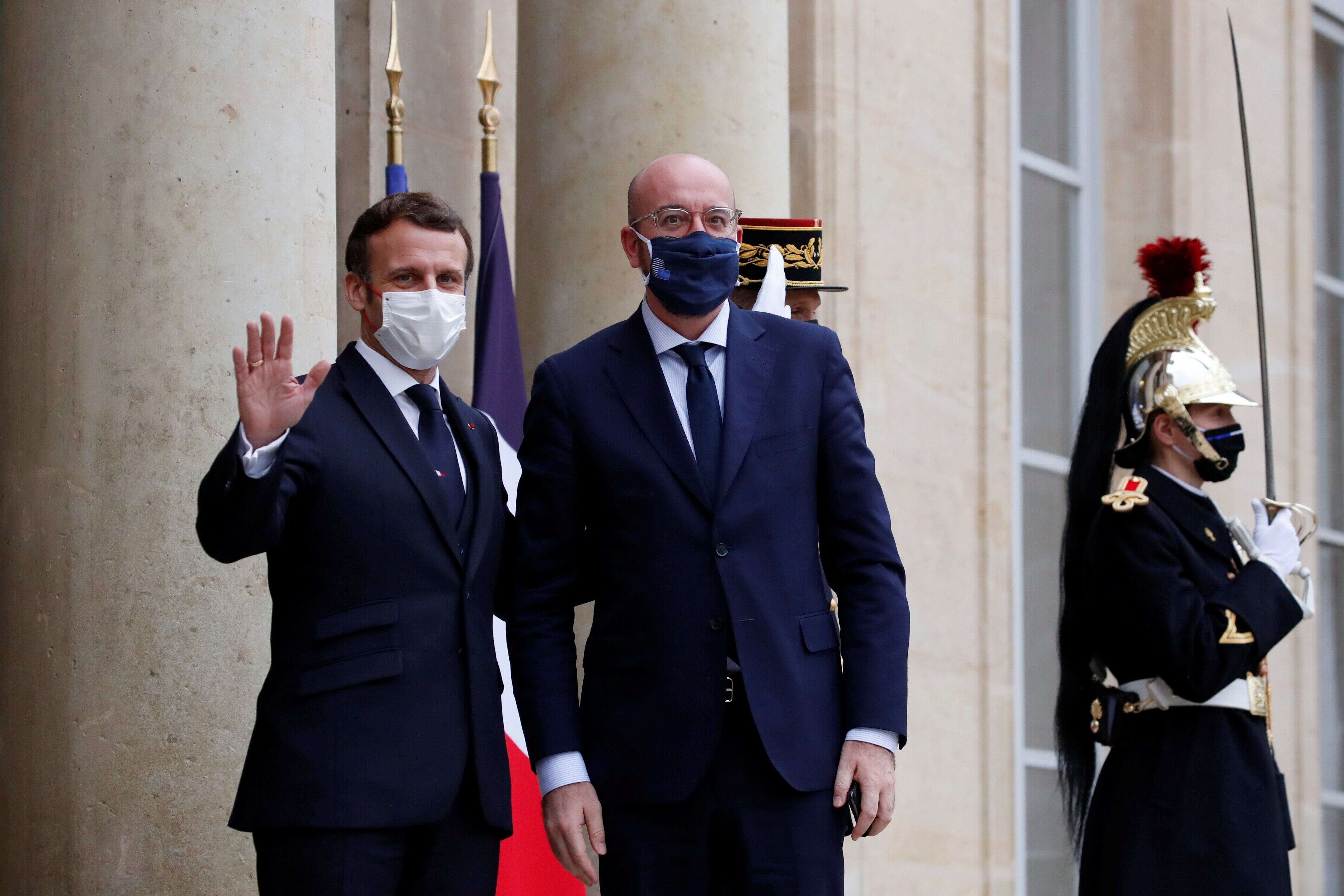 Emmanuel Macron accueillant le président du Conseil européen Charles Michel  à l'Elysée le 14 décembre 2020.