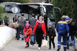 Des réfugiés, en provenance d'Ukraine, sont accueillis à Perpignan, dans le sud de la France, le 6 mars 2022. (RAYMOND ROIG / AFP)