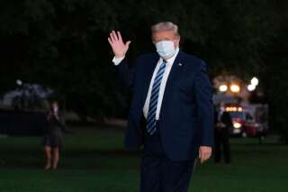 Donald Trump de retour à la Maison Blanche après avoir passé plusieurs jours à l'hôpital militaire de Walter Reed où il a reçu un traitement expérimental contre le covid-19, le 5 octobre 2020  (AP Photo/Alex Brandon)