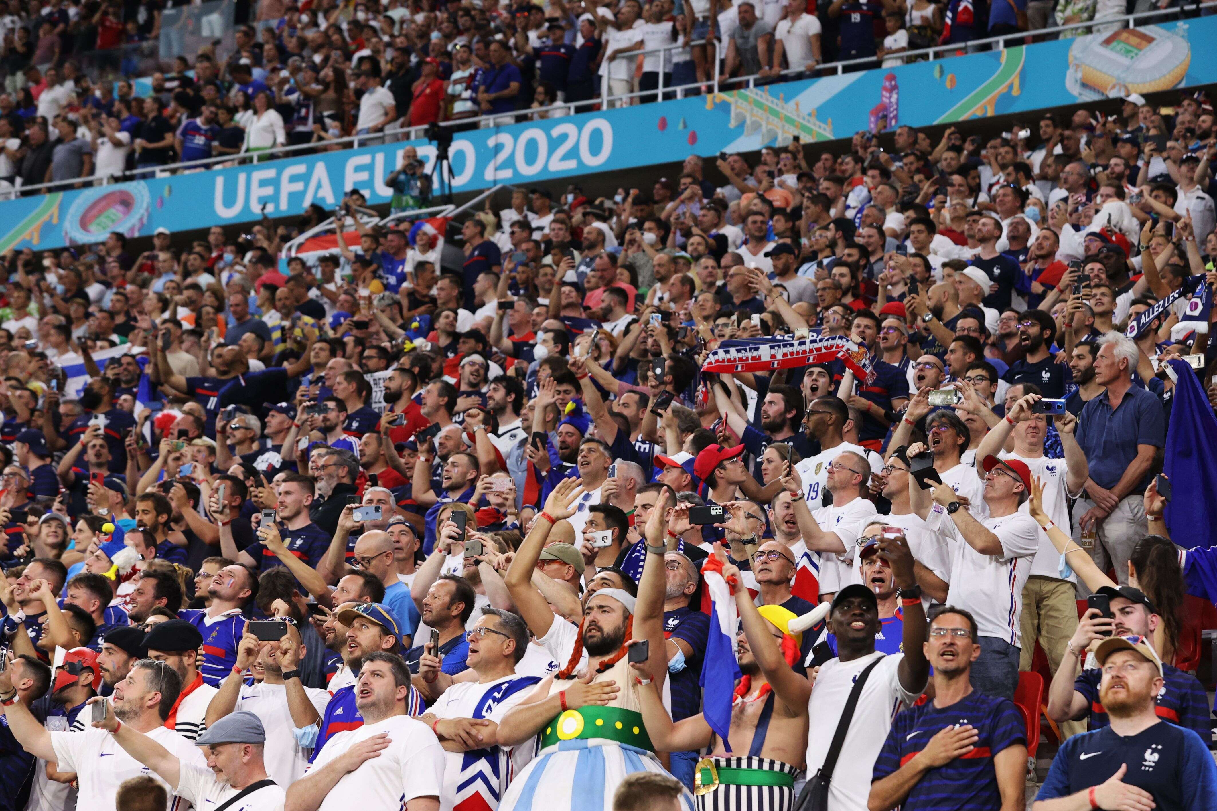 Des supporters de l'équipe de France lors de France-Portugal à l'Euro, à Budapest en Hongrie, le 23 juin 2021.