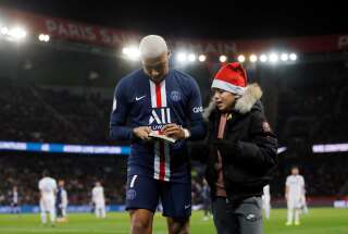 En plein match, Kylian Mbappé signe un autographe à un enfant