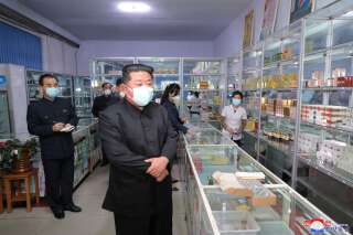 Alors que l'épidémie de Covid fait rage en Corée du Nord, le dirigeant du pays Kim Jong-un met en scène son implication dans la lutte, rabrouant le système de santé et faisant intervenir l'armée (photo prise dimanche 15 mai dans une pharmacie de Pyongyang).