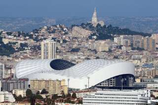 À Marseille, le stade Vélodrome a notamment été visé par le geste injurieux d'un supporter du Paris Saint-Germain.