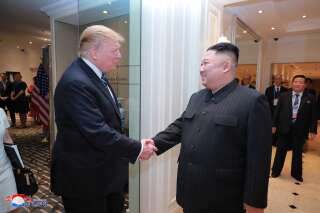 Donald Trump et Kim Jong-Un lors du sommet à Hanoi au Vietnam le 1er mars 2019
