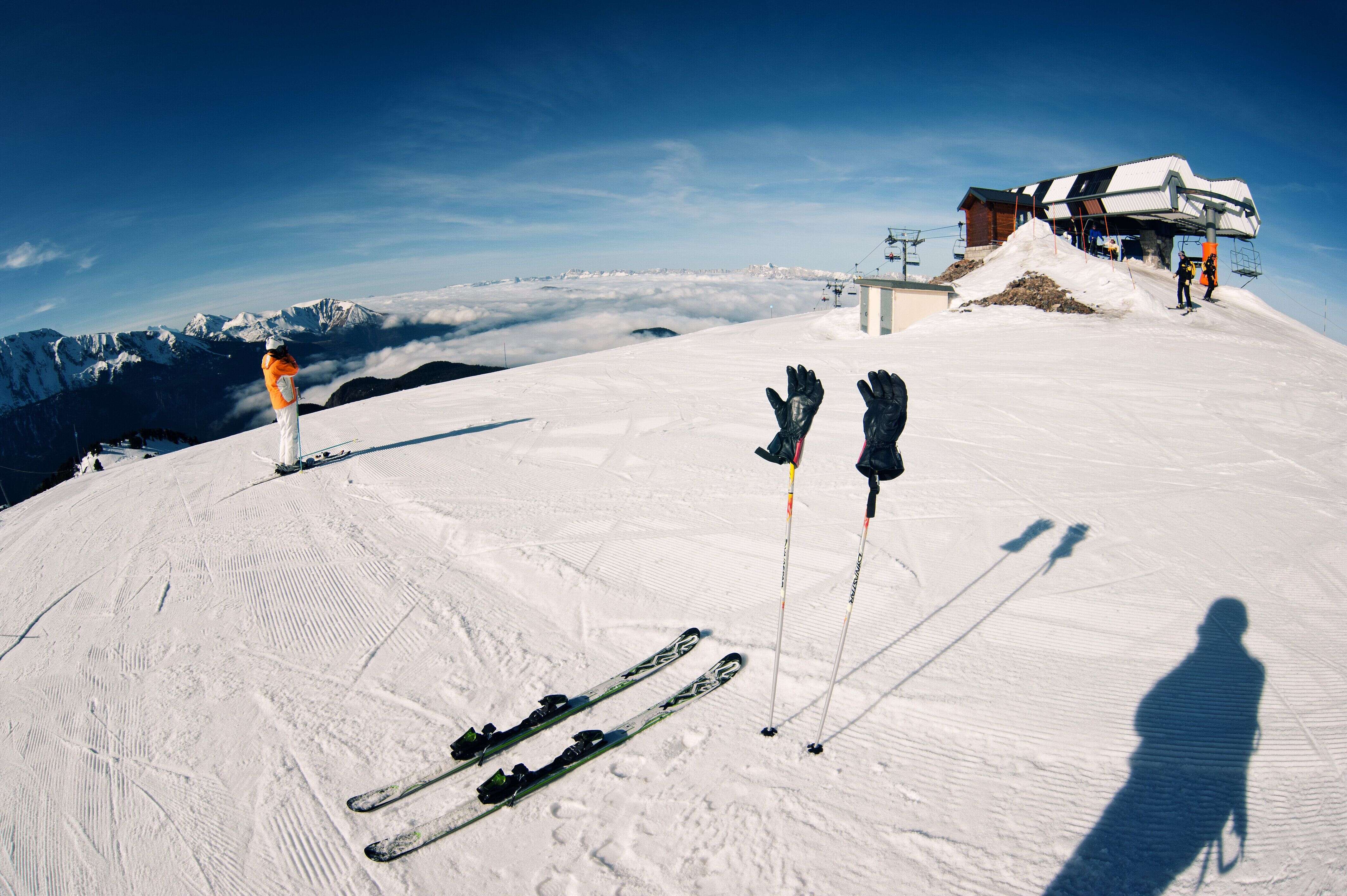 Les données de centaines de milliers de skieurs exposées après une faille de sécurité (Photo: des skieurs à Chamrousse, Isère. Illustration)