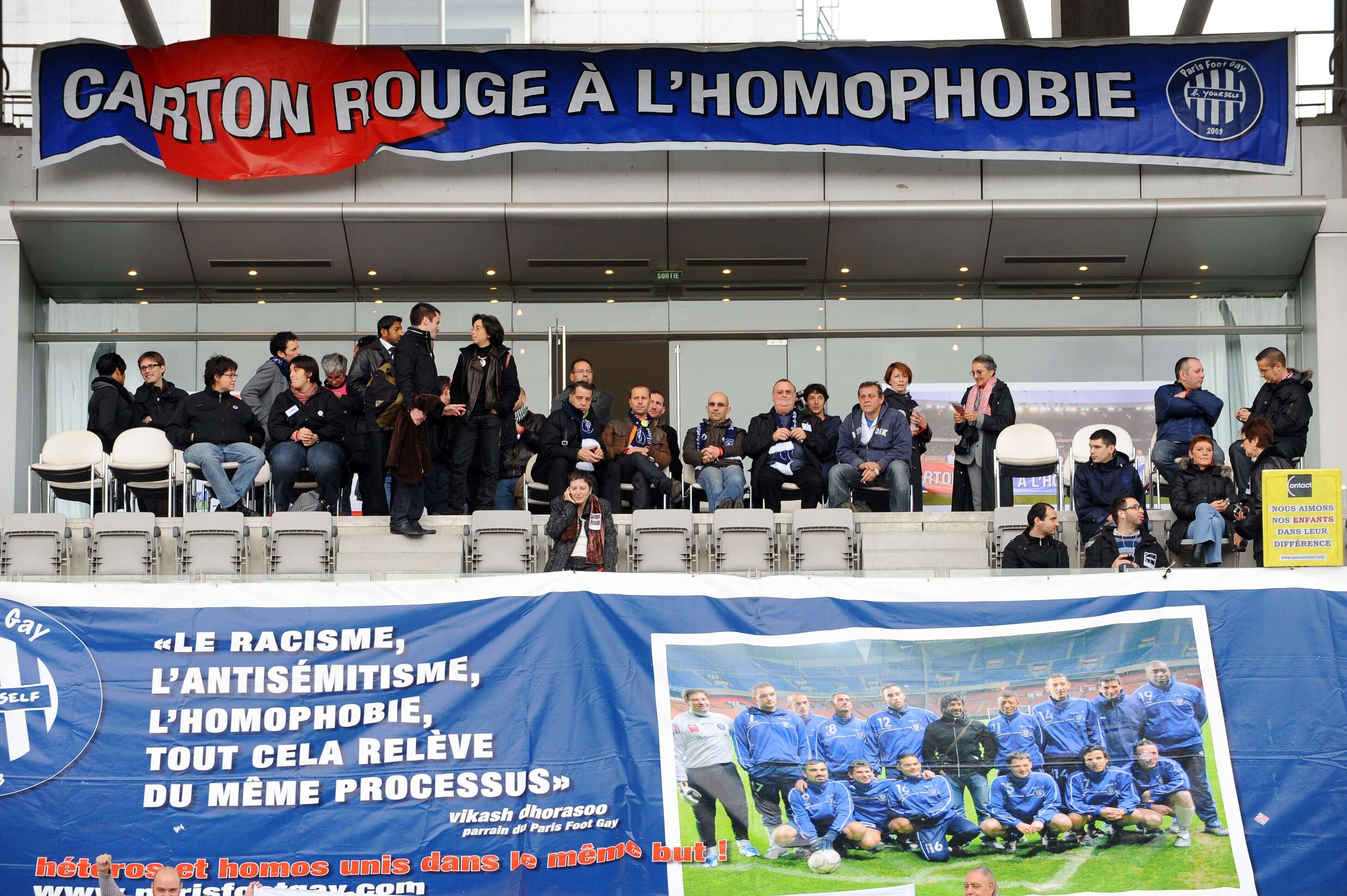 Une banderole affichée lors d'un match de football de gala contre l'homophobie et les discriminations, le 14 novembre 2009 au stade Charléty à Paris (photo d'illustration).
