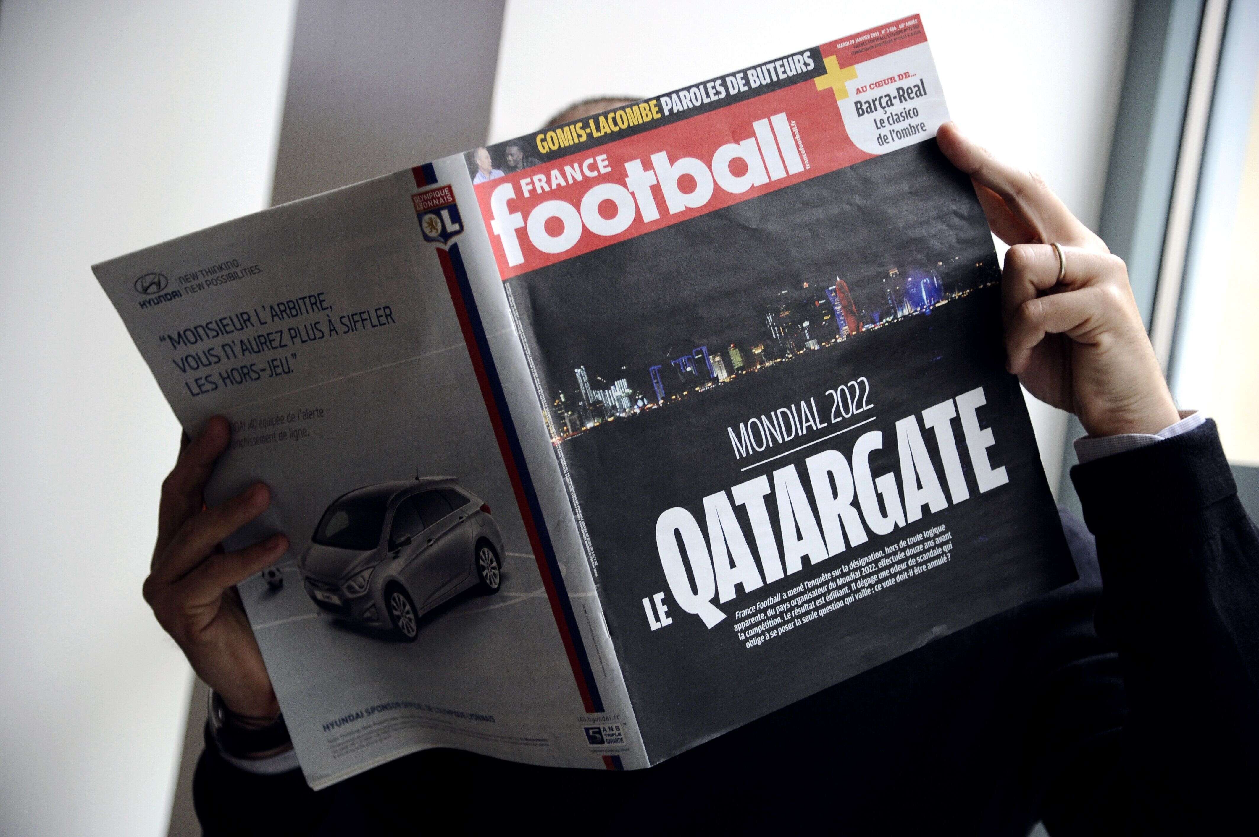 Image d'illustration montrant un homme lisant France Football le 29 janvier 2013.