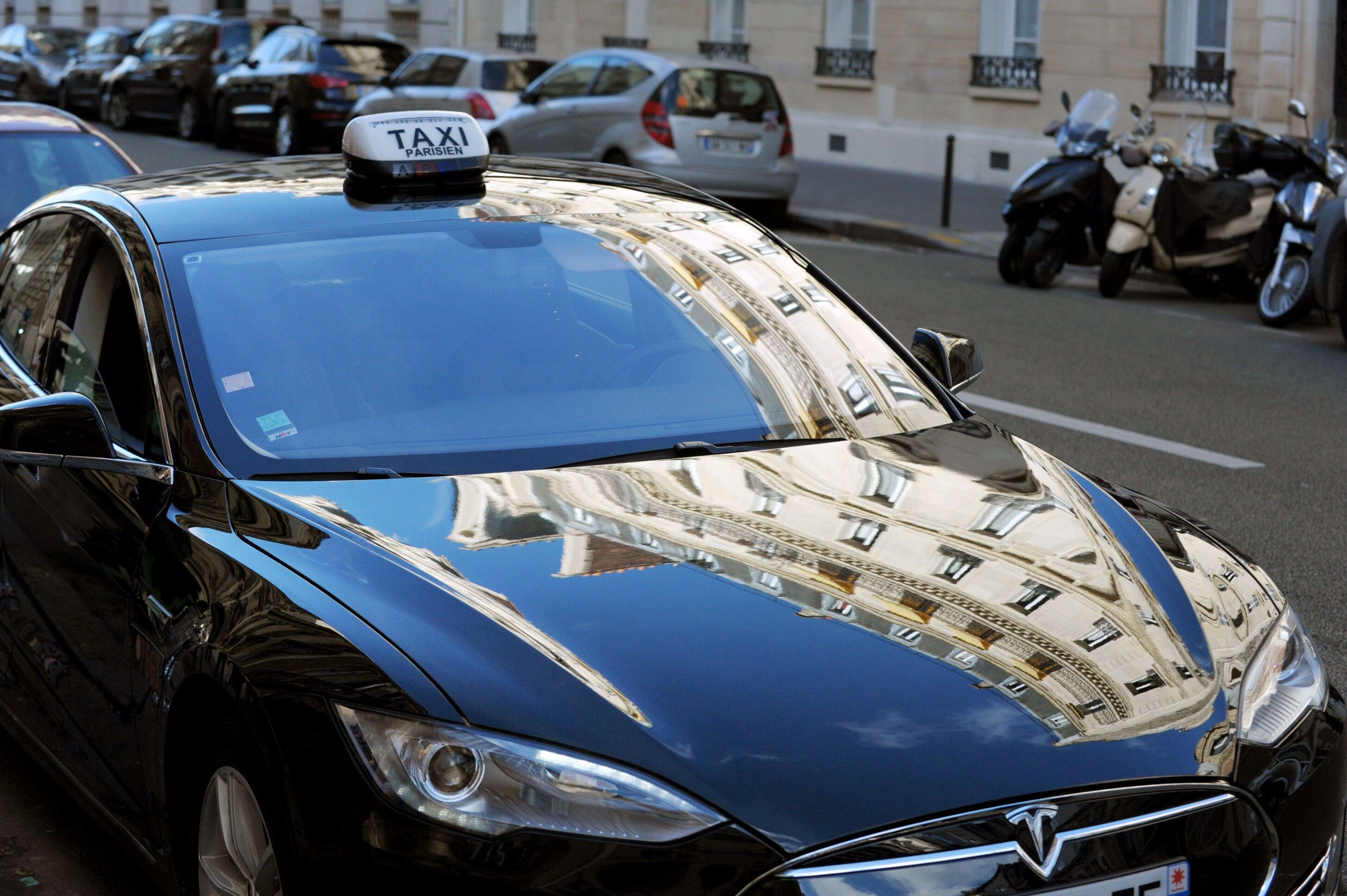 Un véhicule Tesla de la flotte de taxi G7, à Paris, le 12 novembre 2014.