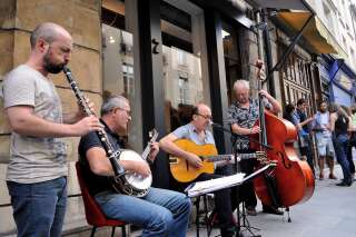 Un groupe de jazz jouant dans la rue de Birague pour la Fête de la musique, le 21 juin 2015 à Paris.