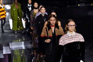 Gigi Hadid et d'autres mannequins défilent pour la marque Burberry à Londres, au mois de février 2020.