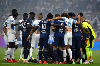 Les joueurs de Bordeaux et Marseille entourant Samuel Kalu pendant son malaise lors de OM-Bordeaux, au stade Vélodrome, le 15 août 2021.
