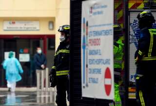 Des pompiers devant l'hôpital Gregorio Marañón à Madrid, mercredi 1er avril 2020 (photo d'illustration).