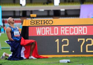 (Le français Sasha Zhoya explose deux fois le record du monde U20 du 110 m haies REUTERS/Thomas Mukoya)