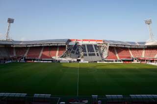 À Alkmaar aux Pays-Bas, le toit d'un stade s'effondre à cause de vents violents