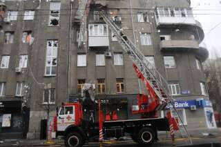 Des pompiers tentent d'éteindre un incendie causé par une frappe à Kharkiv, le 17 avril 2022.