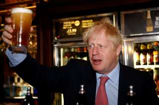 Une photographie montrant Boris Johnson une bière à la main durant une fête organisée en plein confinement fait scandale au Royaume-Uni (photo d'archive prise en juillet 2019 dans un pub de Londres).