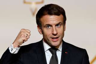 Emmanuel Macron s'oppose à Eric Zemmour sur le handicap devant des proches