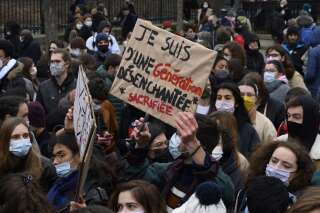 Des étudiants manifestent contre la précarité des conditions de vie qui leur sont imposées en raison de la crise du covid-19, à Paris, le 26 janvier 2021. (Photo Julien Mattia/Anadolu Agency via Getty Images)