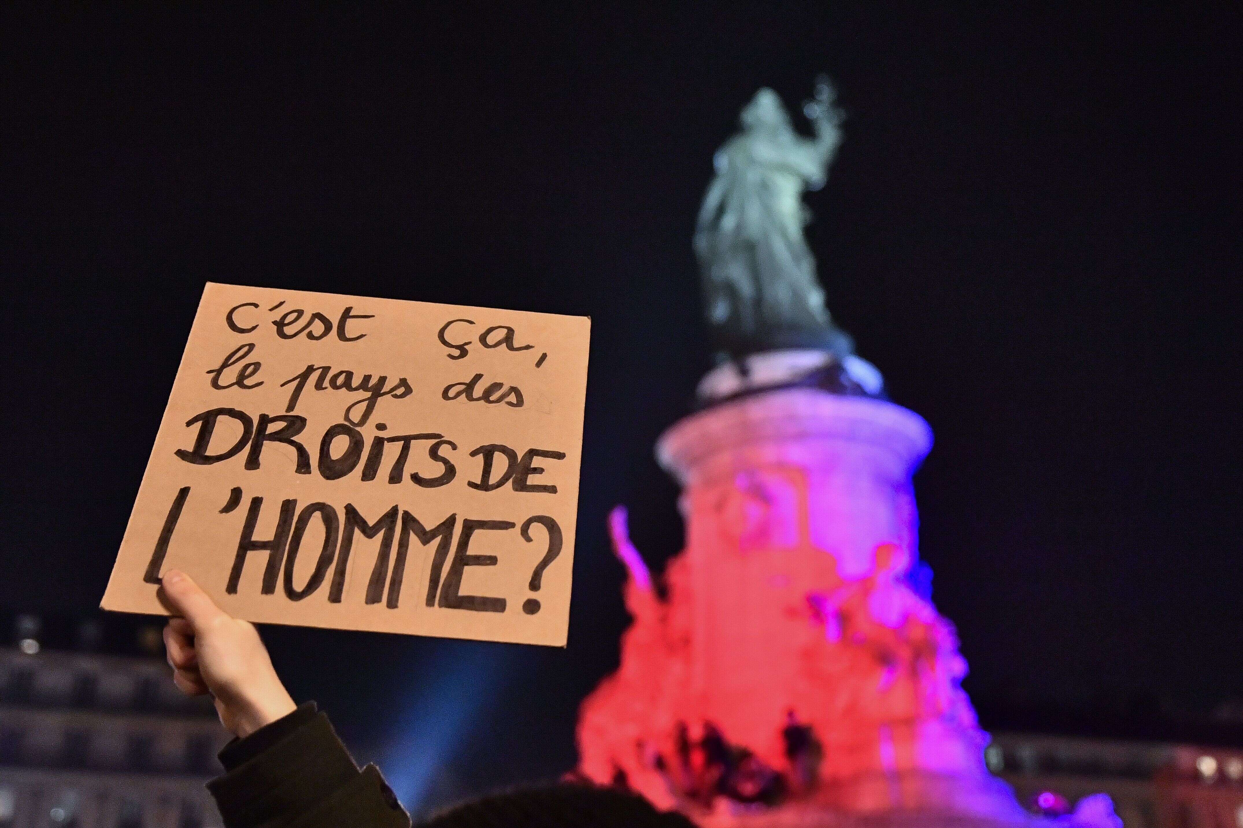 Des milliers de manifestants ont protesté Place de la République contre les mauvais traitements envers les migrants et les violences policières à Paris, le 24 novembre 2020. (Photo by Julien Mattia/Anadolu Agency via Getty Images)