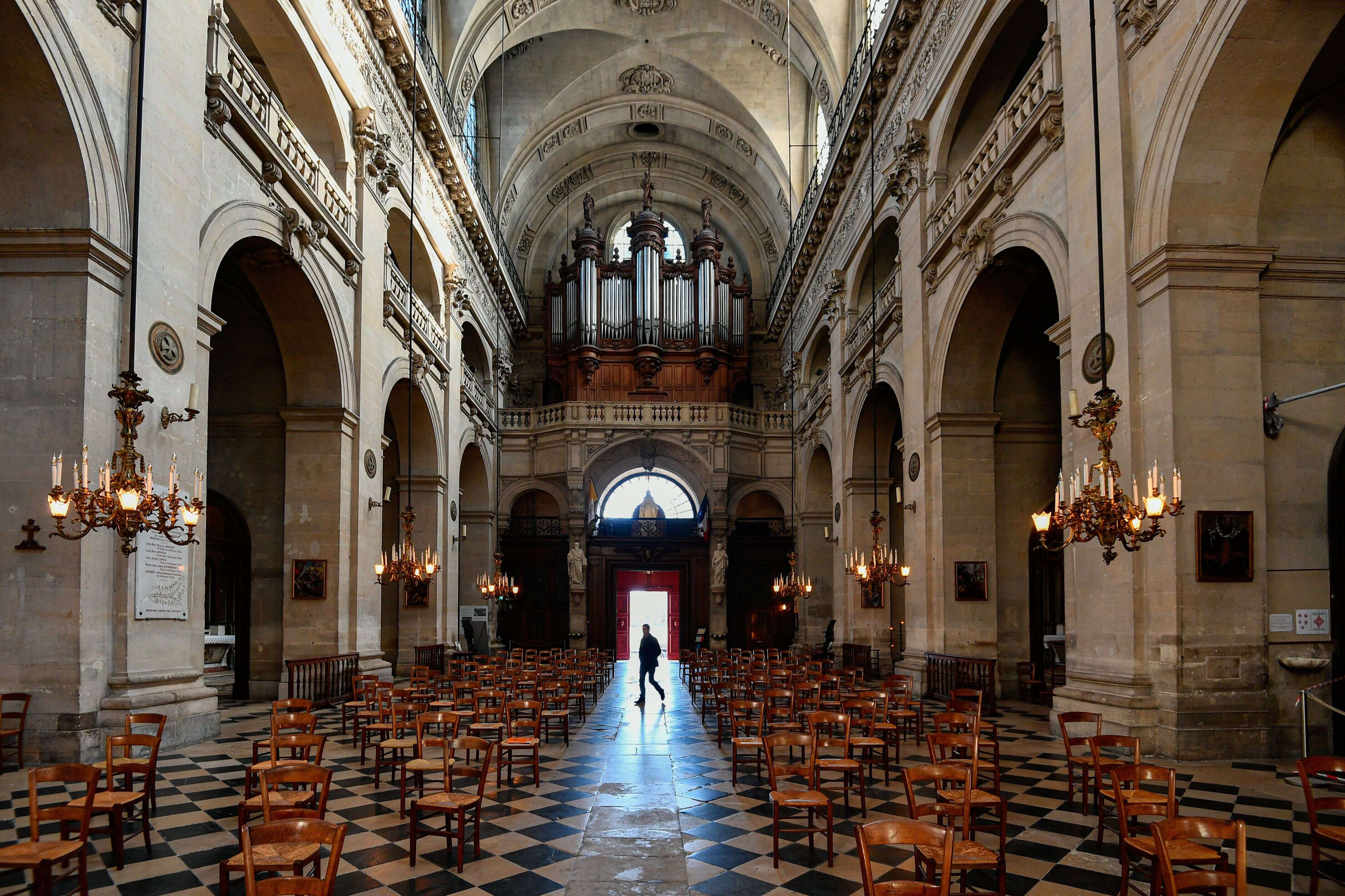 D'après le Conseil d'État, les mesures d'interdiction stricte des réunions dans les lieux de culte sont devenues ineptes à l'heure du déconfinement (image d'illustration à Saint-Paul Saint-Louis, dans le centre de Paris).