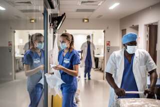 Des soignants de l'hôpital Saint-Louis à Paris le 28 mai 2020 (Photo by MARTIN BUREAU/AFP via Getty Images)