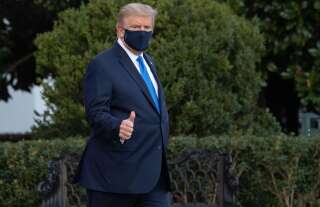 Donald Trump n'est pas sous oxygène et n'a plus de fièvre, annonce son médecin (Photo de Donald Trump partant pour l'hôpital le 2 octobre. Par SAUL LOEB/AFP via Getty Images)