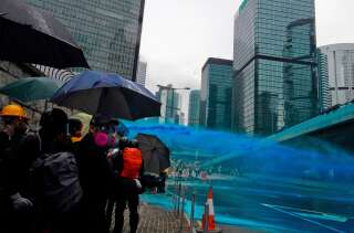 Du liquide bleu projeté par un canon à eau lors de la manifestation interdite à Hong Kong, samedi 31 août