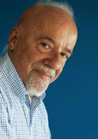 Paulo Coelho est un romancier et un interprète brésilien.