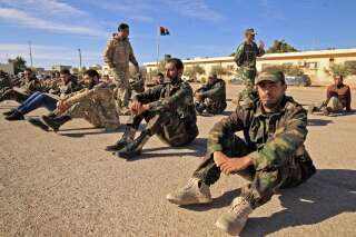 Des soldats loyaux au Général Haftar assemblés pour la réunion matinale dans la ville de Benghazi, en Libye, le 18 décembre 2019.