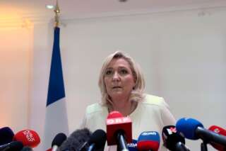 Le Pen suggère à la militante écolo qui a perturbé sa conférence de presse de présenter des excuses