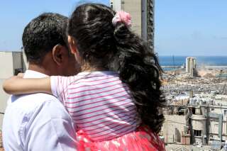 Makhoul Mohammad al-Hamad, 43 ans, regarde depuis son appartement le port détruit avec dans ses bras sa fille de 6 ans Sama, le 16 août 2020.