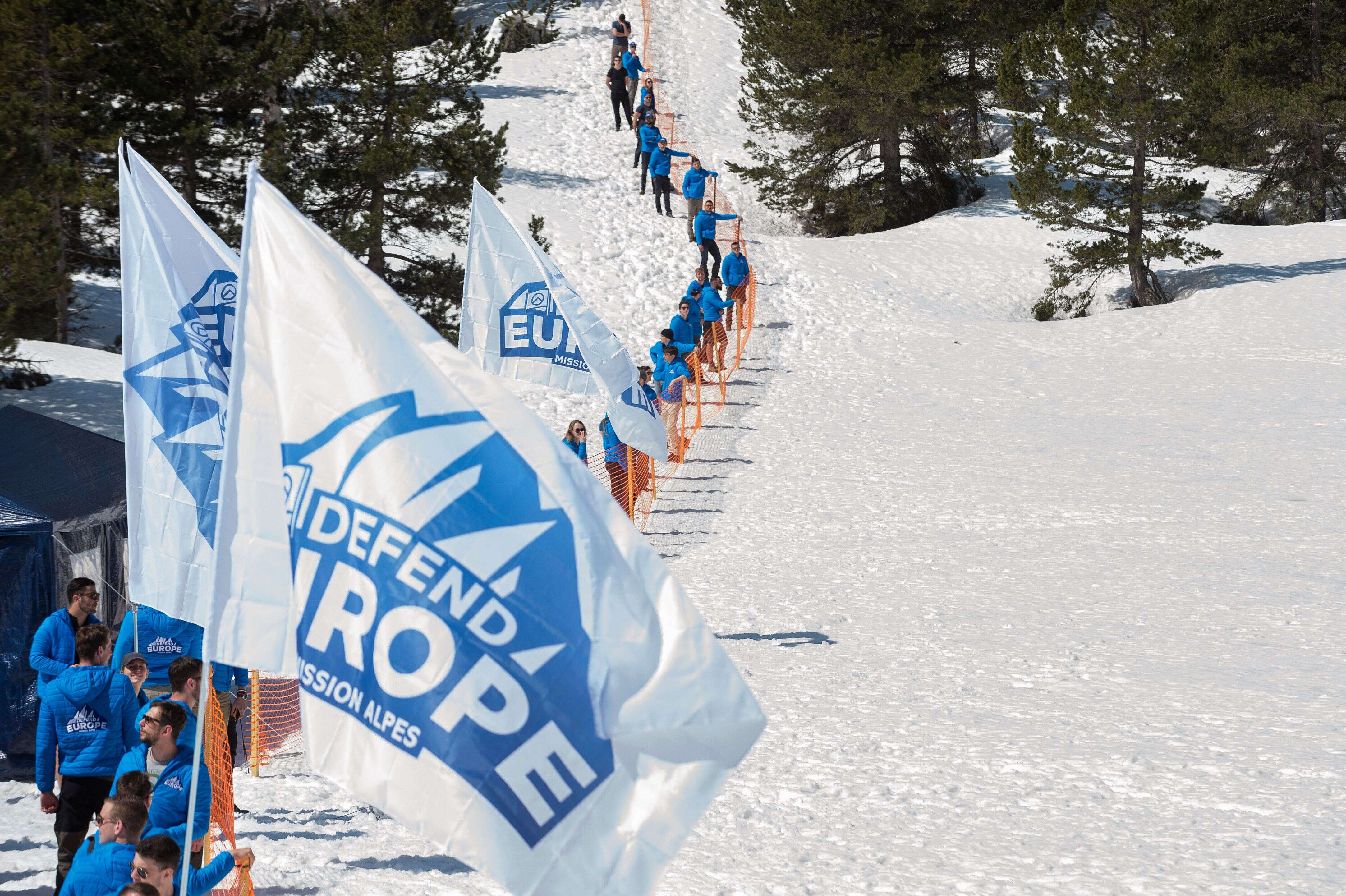 Des activistes de Génération identitaire menant une action anti-migrants dans les Alpes en avril 2018