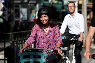 La maire de Paris, Anne Hidalgo, au guidon d'un Vélib électrique en septembre 2019.