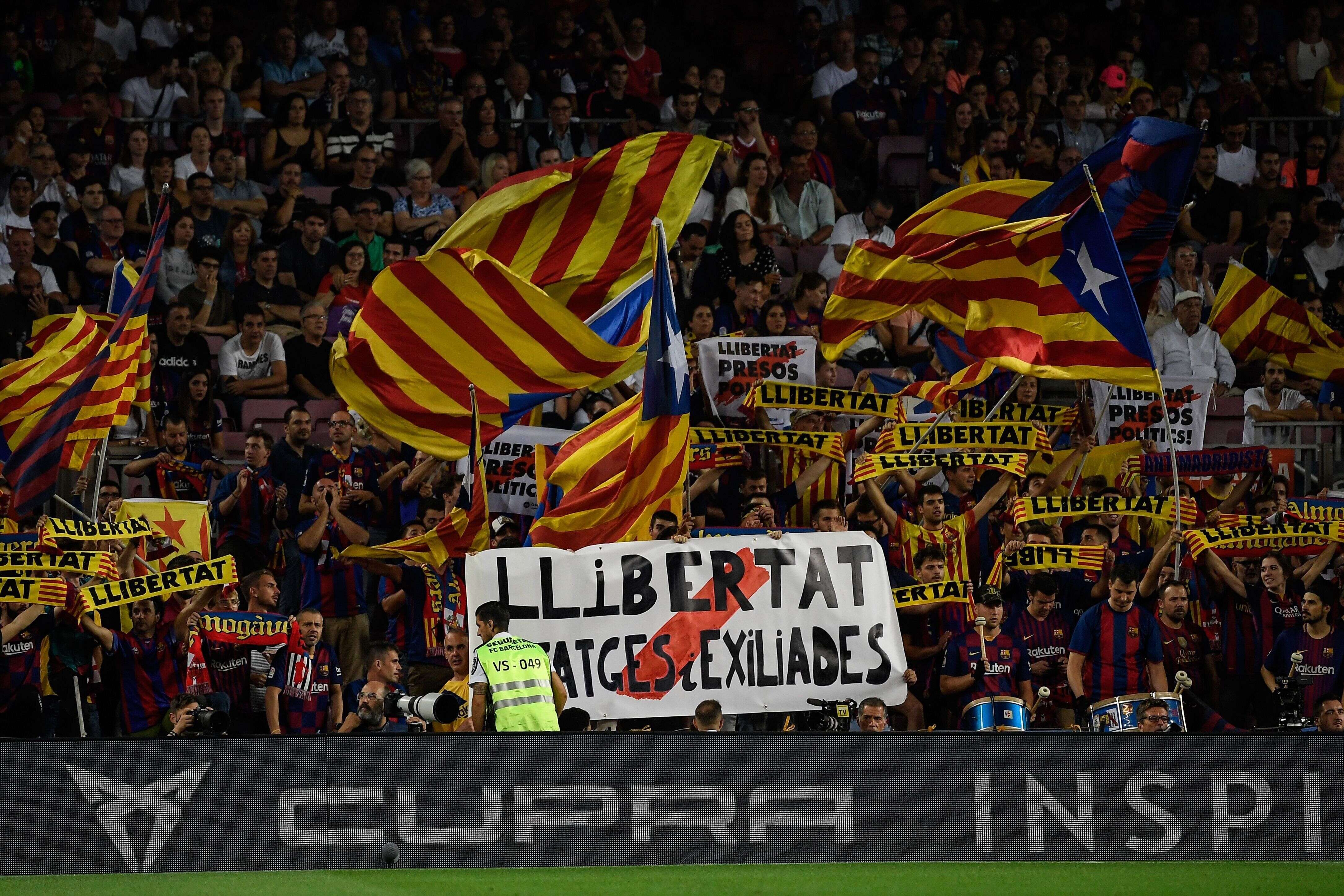 Dans les tribunes des supporters du Barça, les slogans indépendantistes se font régulièrement entendre. Ils peuvent aussi être lus, comme ici face à Villarreal.