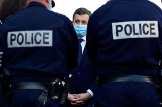 Le ministre de l'Intérieur Gérald Darmanin s'entretient avec des policiers lors d'une visite à Marseille, le 25 février 2021. (Photo by NICOLAS TUCAT/AFP via Getty Images)