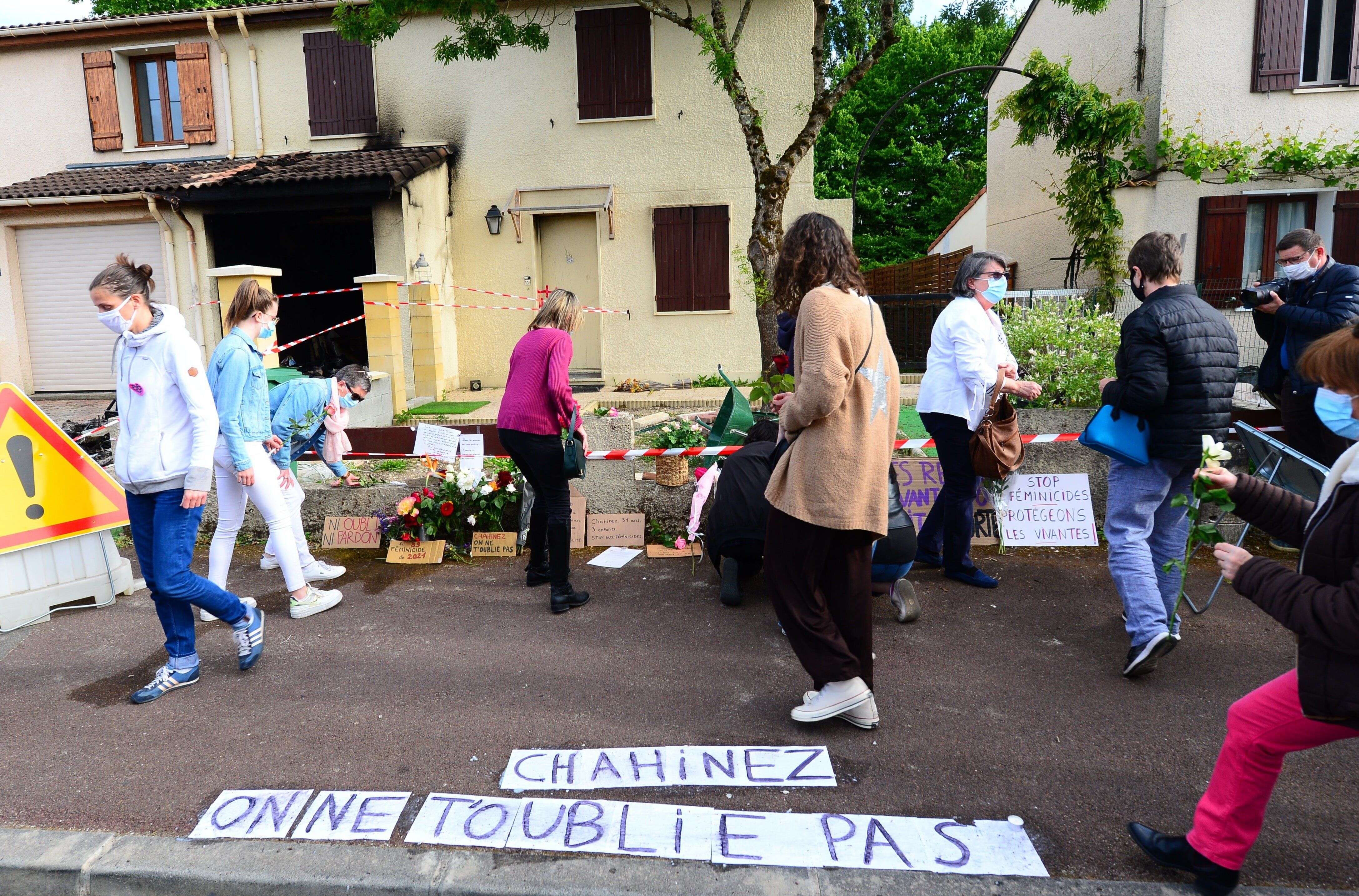 Des habitants de Mérignac déposant des fleurs devant la maison de Chahinez, le 5 mai 2021.