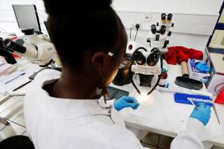 Un premier vaccin anti-paludisme recommandé par l'OMS à grande échelle (photo d'illustration d'une chercheuse dans un laboratoire du Kenya)