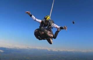 Rut Larsson effectuant son saut en parachute homologué par le Guinness des records.