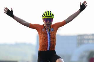 Aux JO de Tokyo, la cycliste Annemiek van Vleuten célèbre la victoire... mais n'a pas gagné