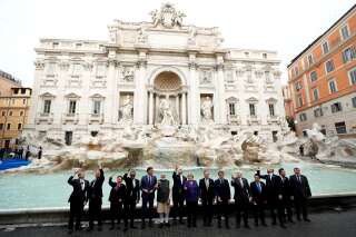 A l'issue du sommet du G20, dimanche 31 octobre à Rome, les dirigeants ont pris la pose devant la Fontaine de Trévi. Un cliché largement commenté par la gauche française.