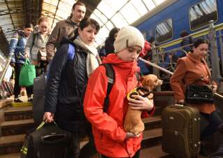 Des Ukrainiens évacués de la ville de Dnipro marchant dans la gare de Lviv, en Ukraine, le 25 mars 2022. (photo d'illustration)
