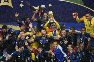 La France championne du monde: Les images des Bleus soulevant le trophée de la Coupe du monde