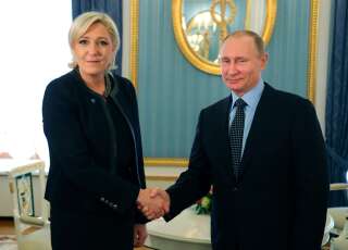 Ce tract du RN avec une photo de Le Pen et Poutine tombe au pire moment (Marine Le Pen et Vladimir Poutine à Moscou en 2017. Photo par Mikhail Klimentyev, Sputnik, Kremlin Pool Photo via AP)