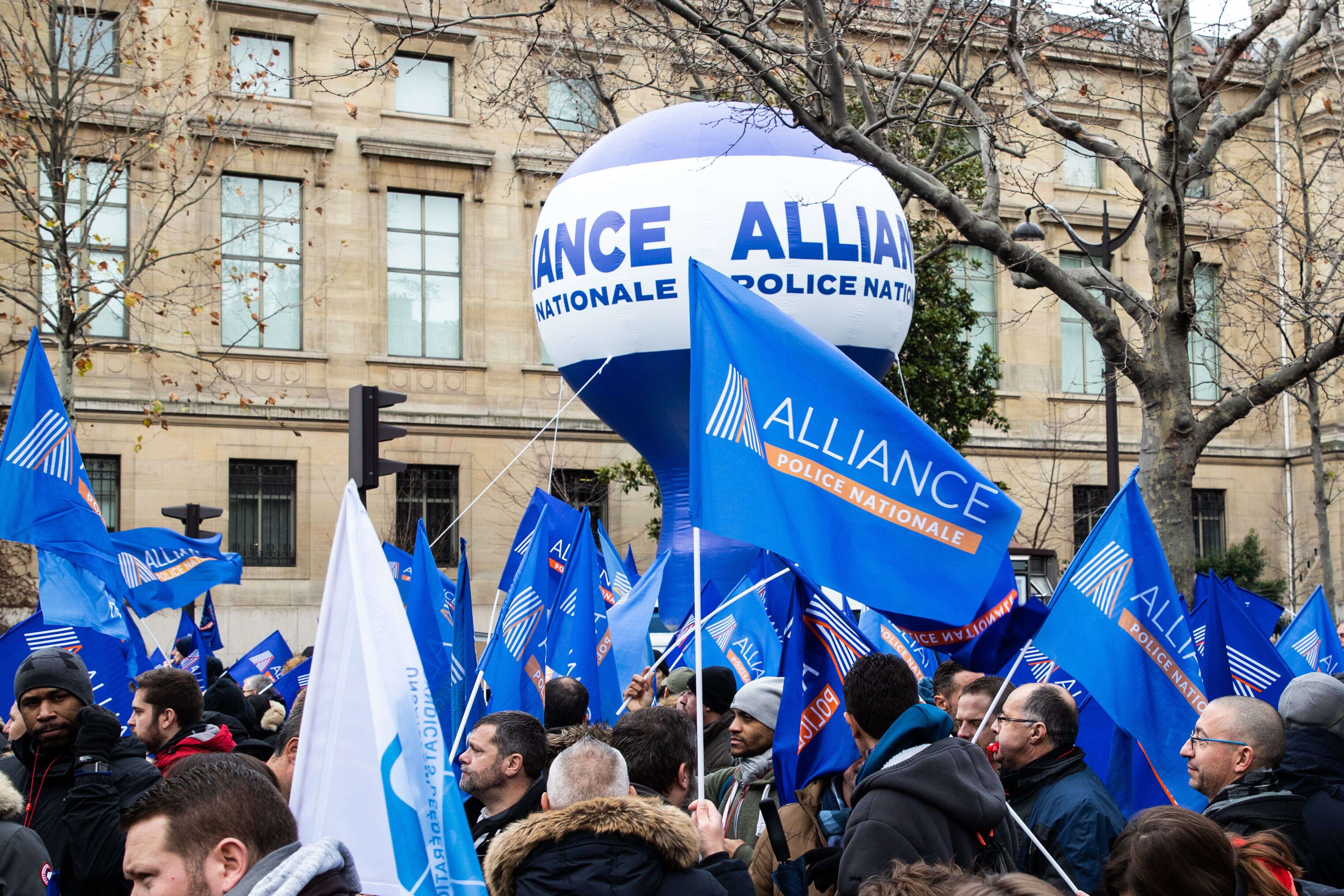 Des policiers manifestant devant le Conseil économique et social à Paris le 11 décembre 2019.