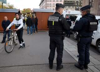 Des gendarmeries sous protection après la mort d'un jeune et des attaques au mortier d'artifice (photo d'illustration de gendarmes au marché de Noel de Strasbourg)