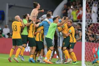 La sélection australienne célébrant sa qualification pour la Coupe du monde, à Al Rayyan au Qatar, le 13 juin 2022.