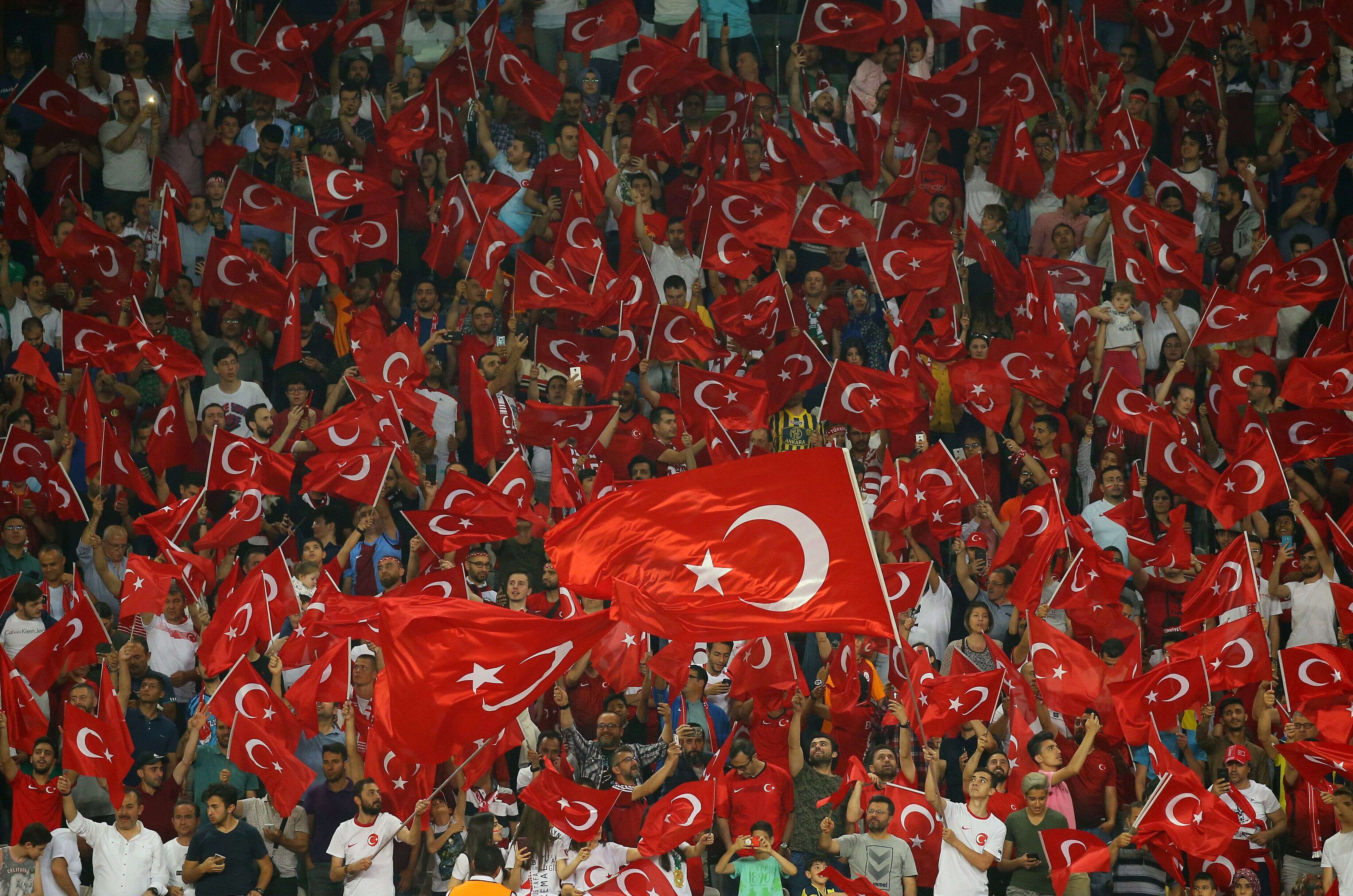 Des supporters turcs dans les gradins du stade municipal de Konya, en Turquie, ce 8 juin.