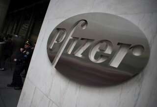 Le logo de Pfizer au siège du laboratoire à New York le 27 avril 2016 (Photo by Don EMMERT / AFP)