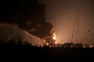 Un dépôt de pétrole a été frappé dans la nuit de samedi à dimanche par un missile russe près de la base aérienne de Vassylkiv au sud-ouest de Kiev.